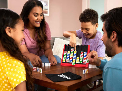 Mattel Games UNO Quatro Juego de Mesa Cuatro en Raya con fichas, +7 años (Mattel HPF82)