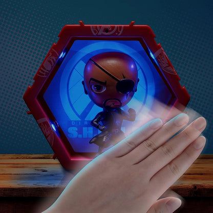 WOW! PODS - Colección Marvel - Nick Fury - Figura Coleccionable con luz y Sensor de Movimiento (Deqube 918MVL101643