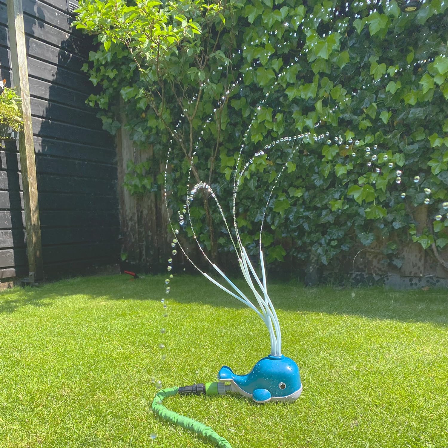 BS Toys Water Jet Whale - Watering Toys - Water Games - Water Toys for Children - Sprinklers - Outdoor Games - Garden - Suitable for Children from 3 Years - 22.5 x 14 x 11 cm - Blue