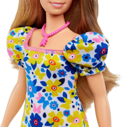Barbie Fashionista Vestido Flores Muñeca síndrome de Down con Conjunto de Moda y Accesorios, Juguete +3 años (Mattel HJT05)