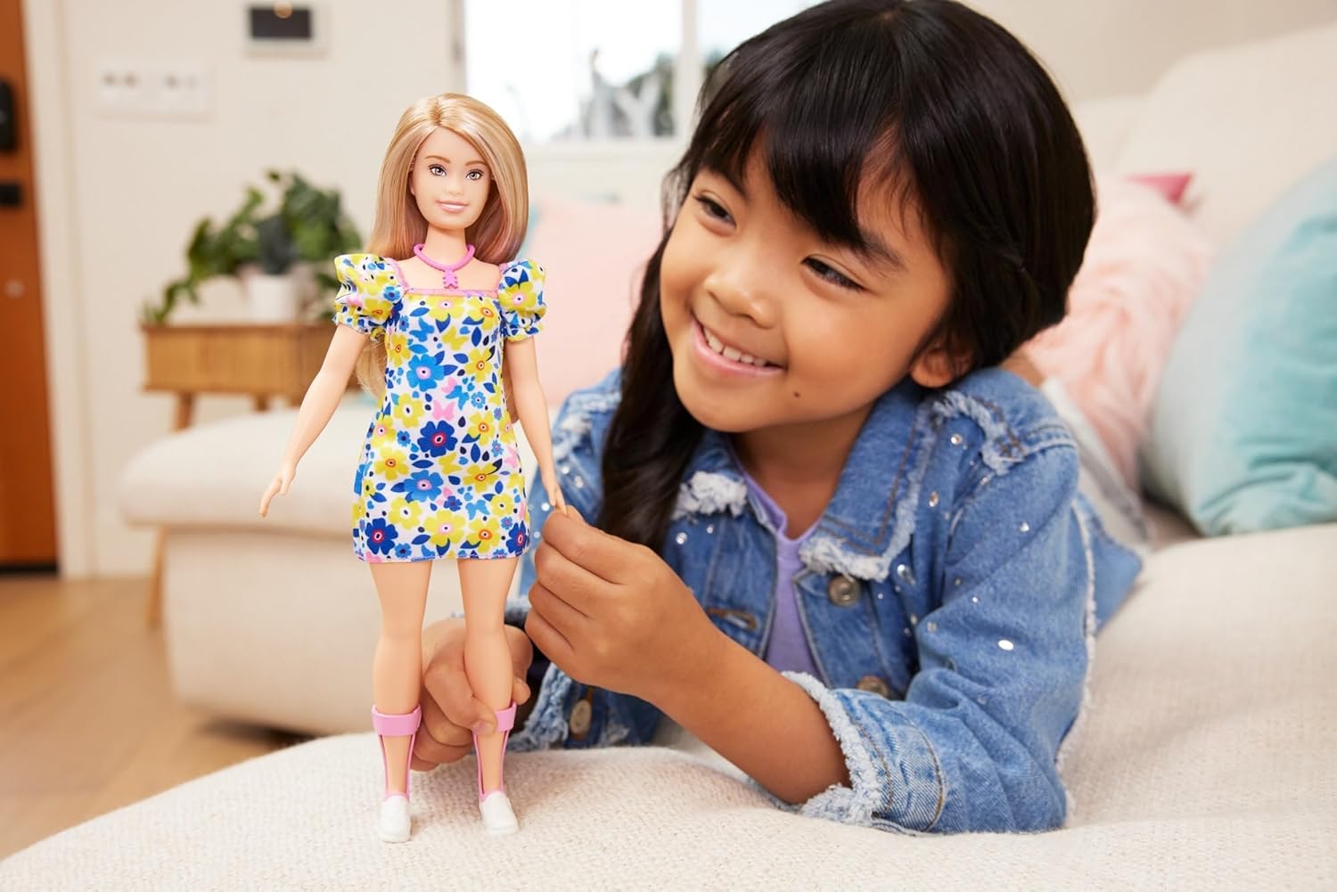 Barbie Fashionista Vestido Flores Muñeca síndrome de Down con Conjunto de Moda y Accesorios, Juguete +3 años (Mattel HJT05)