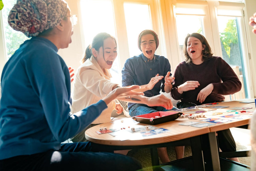 Spots - A game about rolling dice, pushing your luck and dogs - For ages 10+. 1-4 Players, 20-30 minutes play time