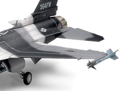 Hisinsa-[' F-16C/N' (-) (-) Kit Modelo, Color, Azul Marino, Rojo, Small (Tamiya 61106