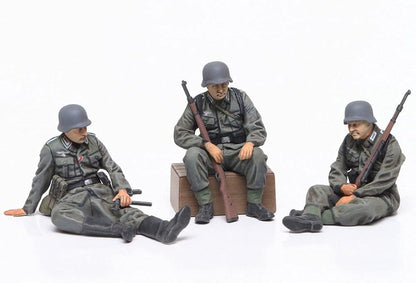 TAMIYA 32602 1:48 Fig-Set Dt Infantry (10) - True-to-Original Replica Plastic Kit for Crafts, Model Kit, Assembly, Unpainted, Multicoloured
