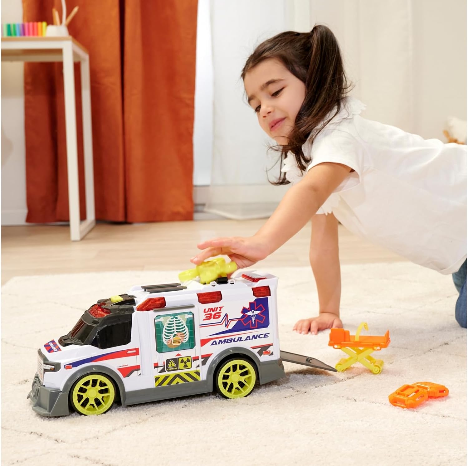 Dickie Toys - großer Spielzeug-Krankenwagen mit vielen Extras (35,5 cm) - Rettungswagen mit Spiel-Drohne, Zubehör, Licht & Sound, Spielzeugauto für Kinder ab 3 Jahre