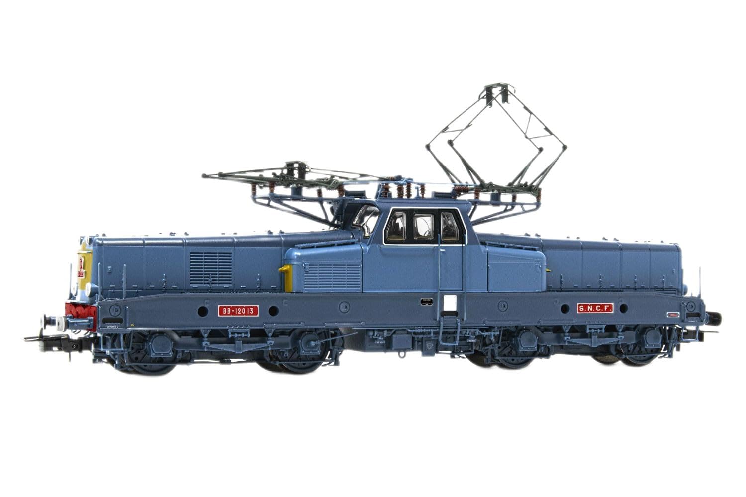 SNCF BB12013 Elektrolokomotive mit 4 Achsen, mit 2 + 2 Lampen vorn, blau-gelb lackiert mit roten Schildern, Periode III