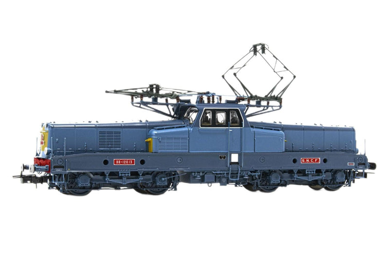 SNCF BB12013 Elektrolokomotive mit 4 Achsen, mit 2 + 2 Lampen vorn, blau-gelb lackiert mit roten Schildern, Periode III