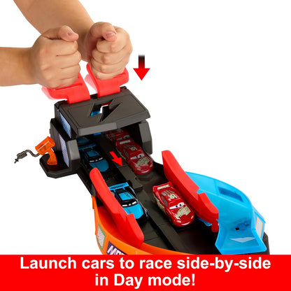 Mattel Disney Pixar Cars Night Racing Pista para coches de juguete que brilla en la oscuridad, incluye 2 vehículos, +3 años (HPD80