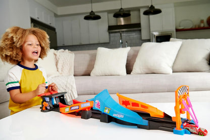 Mattel Disney Pixar Cars Night Racing Pista para coches de juguete que brilla en la oscuridad, incluye 2 vehículos, +3 años (HPD80
