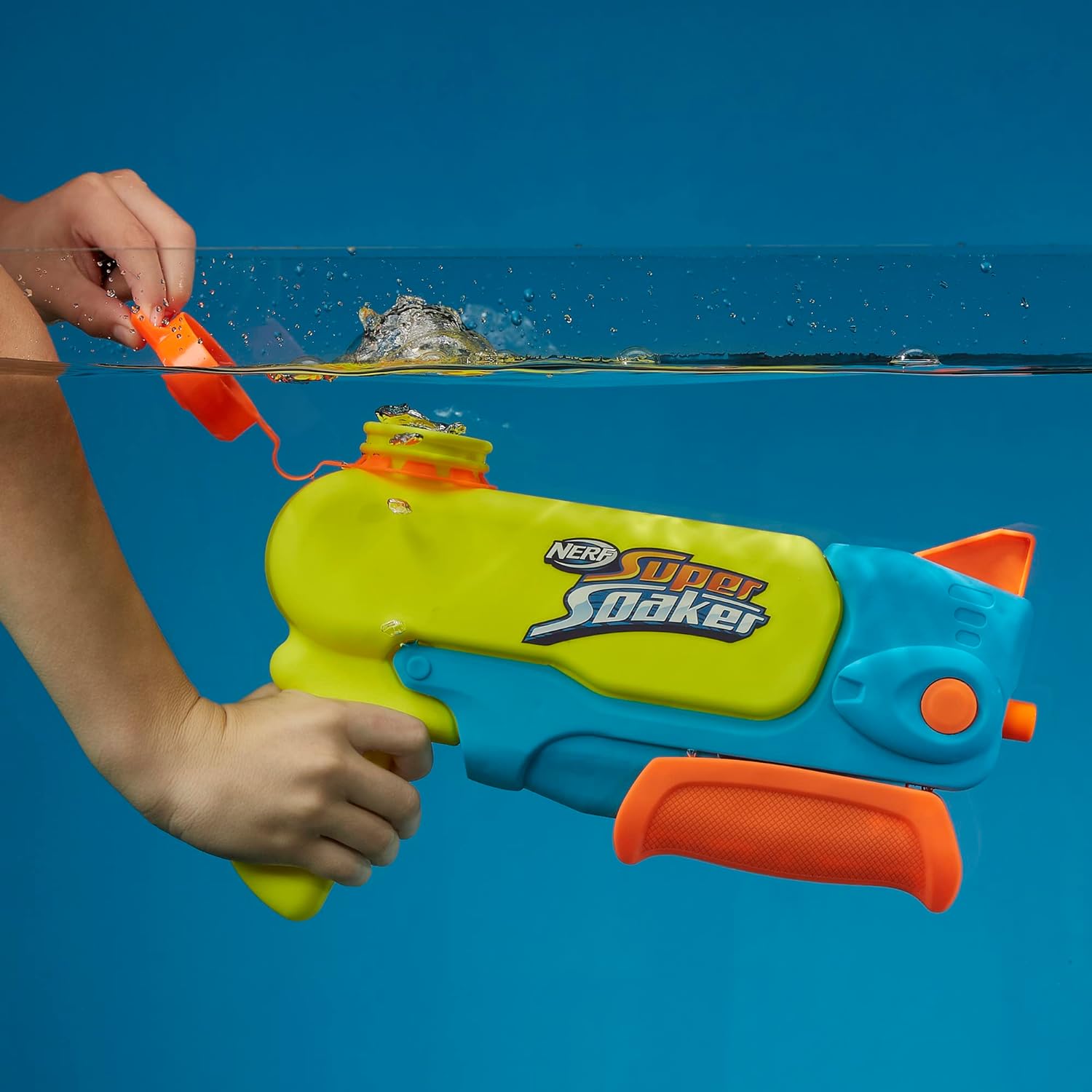Nerf Super Soaker Wave Spray Wasserblaster, Spritzpistole mit Düse für Coole Wellen-Action, kann Koordination und Strategie fördern, 887 ml Tank, Outdoor-Spielzeug für Kinder ab 6 Jahren