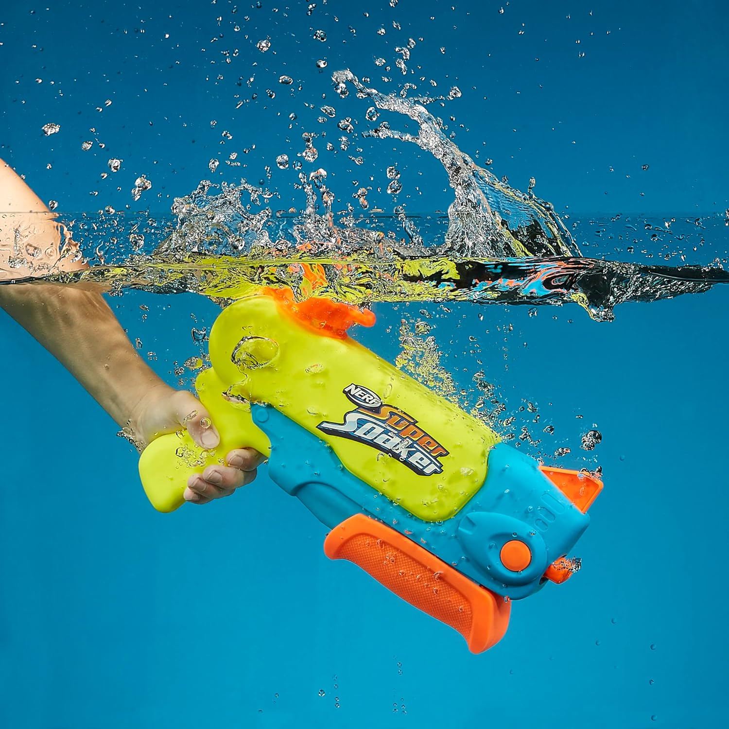 Nerf Super Soaker Wave Spray Wasserblaster, Spritzpistole mit Düse für Coole Wellen-Action, kann Koordination und Strategie fördern, 887 ml Tank, Outdoor-Spielzeug für Kinder ab 6 Jahren
