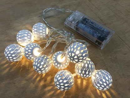 Home & Style Light with Metal Balls Decoration (Warm White, 30 cm Lead Cable, 2X AA Batteries Not Included – 8086 Small Balls Weiss