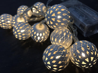 Home & Style Light with Metal Balls Decoration (Warm White, 30 cm Lead Cable, 2X AA Batteries Not Included – 8086 Small Balls Weiss