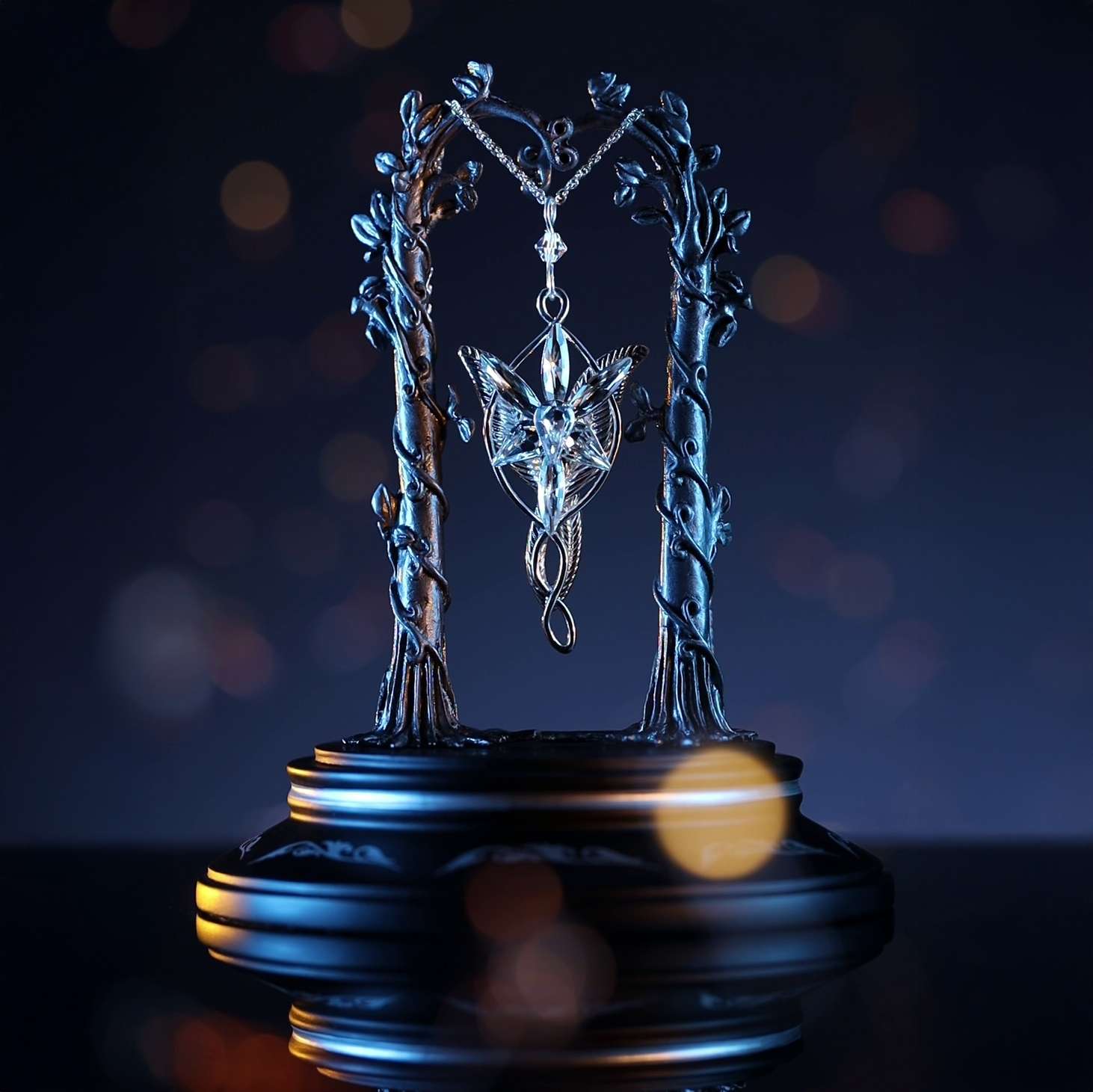 The Noble Collection The Lord of the Rings Arwen Evenstar Pendant Display - 5.5in (14cm) Pewter and Glass Dome Display - Officially Licensed Film Set Movie Props Gifts