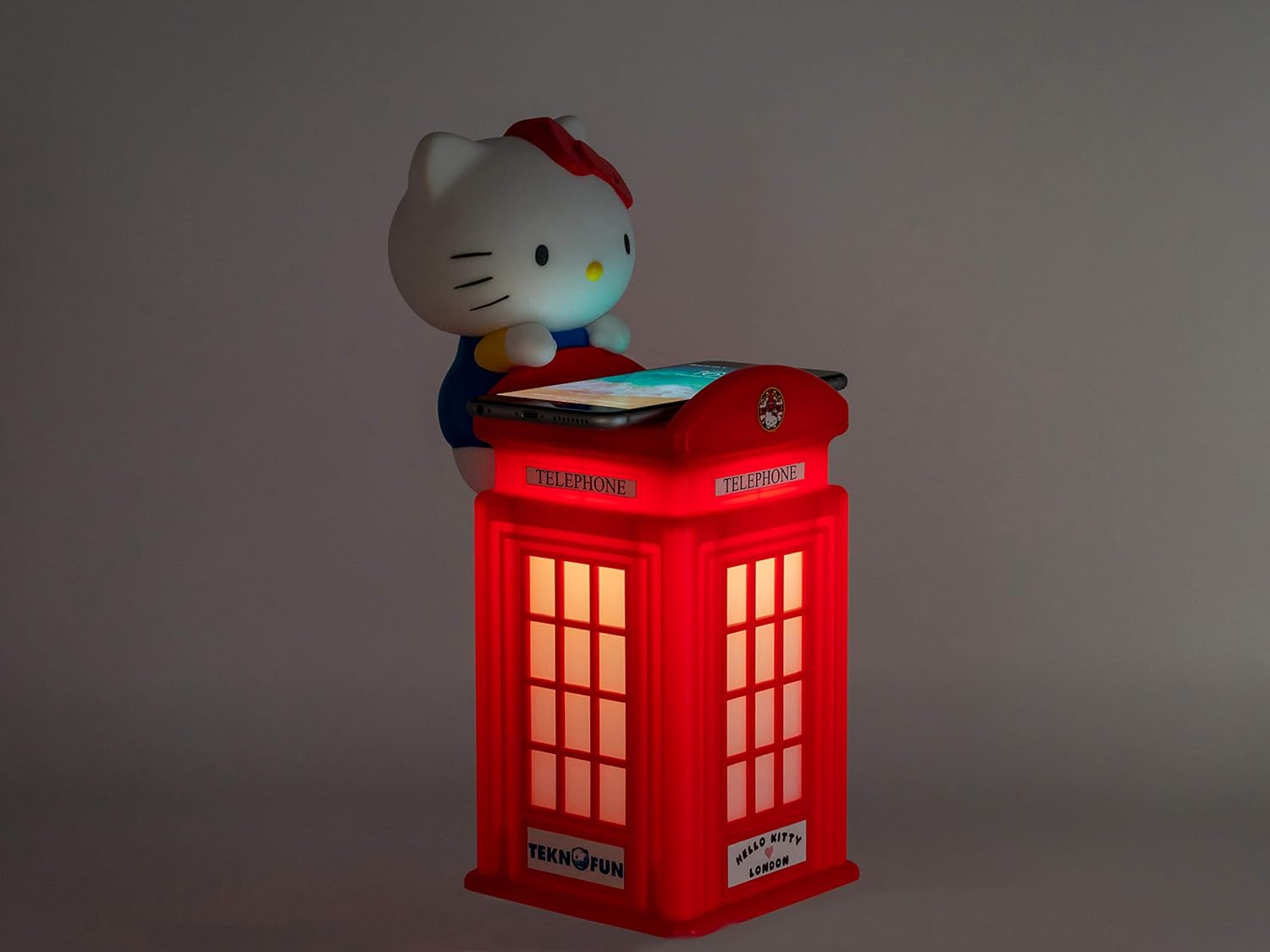 Teknofun- Hello Kitty London Cargador si Hilo para Smartphones, Color Rojo (811254