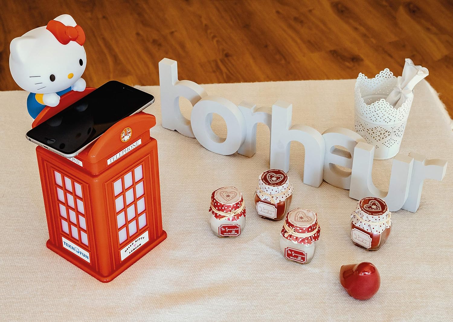 Teknofun- Hello Kitty London Cargador si Hilo para Smartphones, Color Rojo (811254