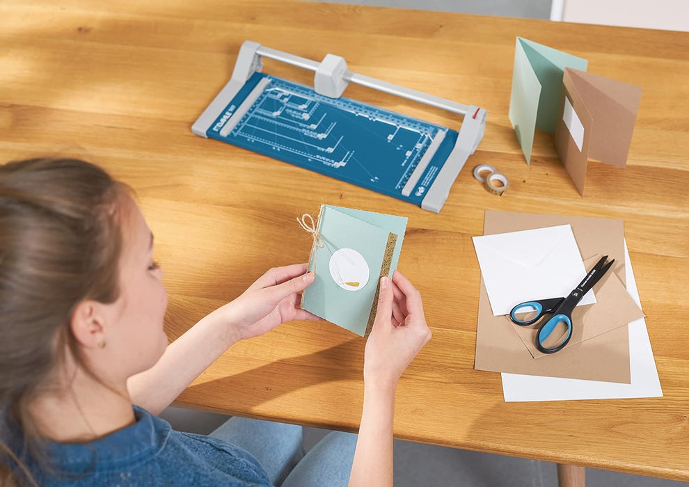 Dahle 507 Papierschneider (8 Blatt Schneidleistung, bis DIN A4) blau