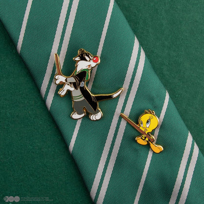 Cinereplicas - Bugs Bunny & Daffy Duck in Hogwarts/Tweety & Sylvester/Bugs Bunny und Daffy Duck 2er Set Metall-Pins ~5cm - Offizielle Lizenz