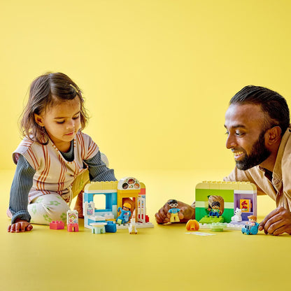 LEGO 10992 DUPLO Spielspaß in der Kita, Lern-Spielzeug für Kleinkinder ab 2 Jahren, Set mit Bausteinen und 4 Figuren inkl. Vorschullehrerin