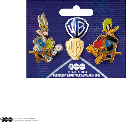 Cinereplicas - Set di 2 spille in metallo Bugs Bunny e Daffy Duck a Hogwarts/Titti e Silvestro/Bugs Bunny e Daffy Duck degli studi Warner Bros ~5cm - Licenza ufficiale