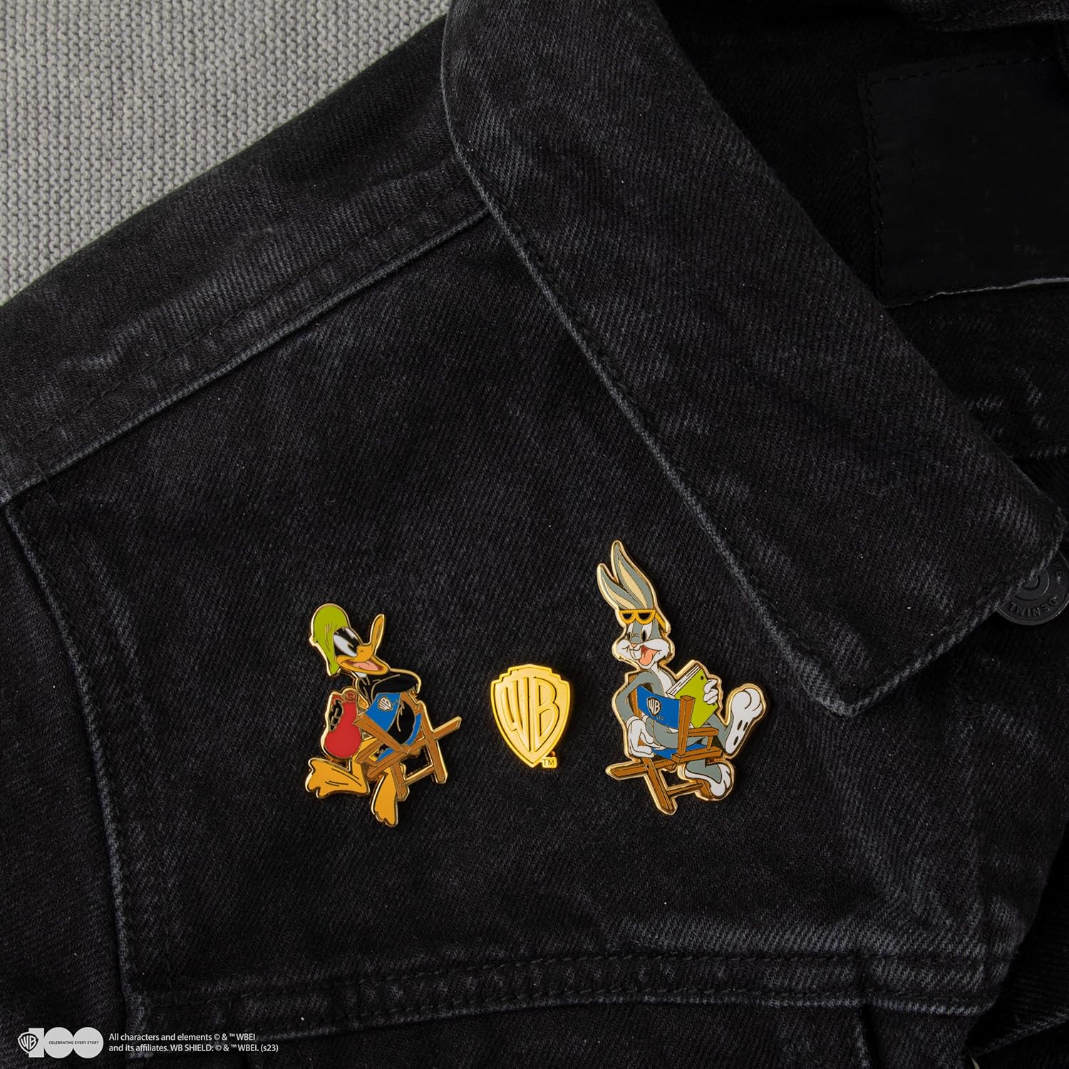 Cinereplicas - Set di 2 spille in metallo Bugs Bunny e Daffy Duck a Hogwarts/Titti e Silvestro/Bugs Bunny e Daffy Duck degli studi Warner Bros ~5cm - Licenza ufficiale