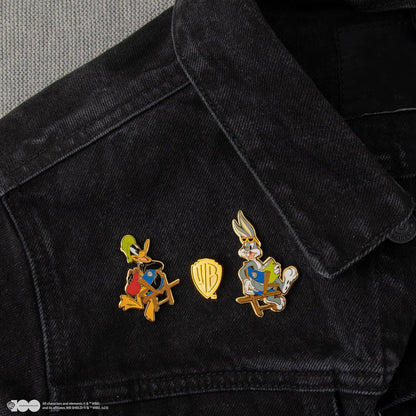 Cinereplicas - Set di 2 spille in metallo Bugs Bunny e Daffy Duck a Hogwarts/Titti e Silvestro/Bugs Bunny e Daffy Duck degli studi Warner Bros ~5cm - Licenza ufficiale