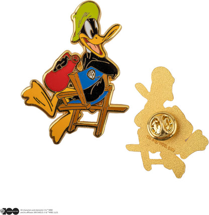 Cinereplicas - Set di 2 spille in metallo Bugs Bunny e Daffy Duck a Hogwarts/Titti e Silvestro/Bugs Bunny e Daffy Duck degli studi Warner Bros ~5cm - Licenza ufficiale