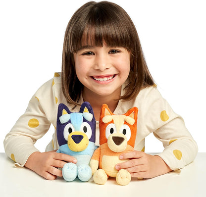 Famosa BLY06000 Plüschtier Bluey oder Bingo sdos. 20 cm weich und kuschelig