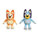 Famosa BLY06000 Plüschtier Bluey oder Bingo sdos. 20 cm weich und kuschelig