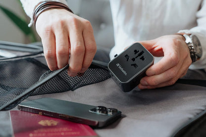 Verbatim Universele reisadapter UTA‑03, stekkeradapter met 2 USB‑A en 3 USB-C poorten, reisstekker voor laptop, mobiele telefoon, camera en co, wereldwijd inzetbaar, 100-250 V