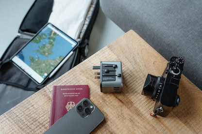 Verbatim Universele reisadapter UTA‑03, stekkeradapter met 2 USB‑A en 3 USB-C poorten, reisstekker voor laptop, mobiele telefoon, camera en co, wereldwijd inzetbaar, 100-250 V