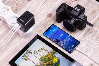 Verbatim Universele reisadapter UTA‑03, stekkeradapter met 2 USB‑A en 3 USB-C poorten, reisstekker voor laptop, mobiele telefoon, camera en co, wereldwijd inzetbaar, 100-250 V