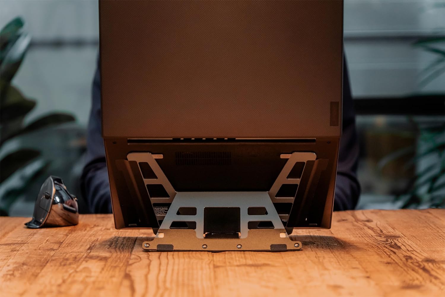 BakkerElkhuizen Integrated Ultrastand Universal Featuring 6 Height Adjustments - Attaches directly to your laptop - Easily removeable without leaving any residue