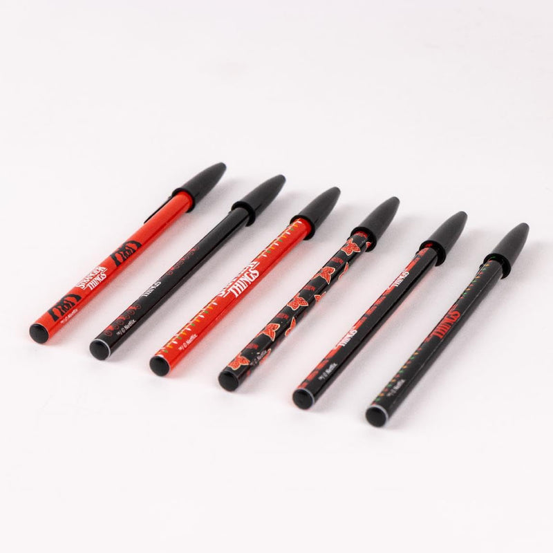 Stranger Things Kugelschreiber, 6 Stück, verschiedene Designs in Rot und Schwarz, mit Deckel in Schwarz, 100 % ABS-Kunststoff, Originalprodukt, entworfen in Spanien