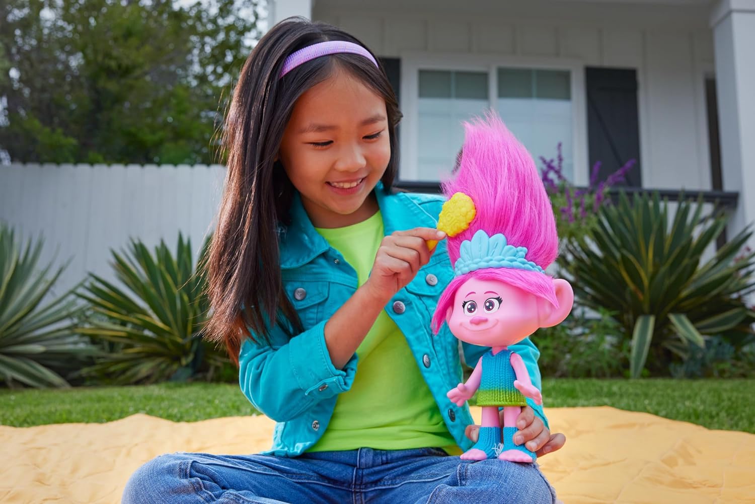Mattel DREAMWORKS TROLLS Rainbow HairTunes Poppy-Puppe - Licht und Geräusche, leuchtendes Haar, Musik und Sätze, abnehmbare Krone, für Kinder ab 3 Jahren, HNF20