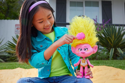 Mattel Trolls 3 Todos Juntos Rainbow HairTunes Muñeca Viva con pelo con luces y sonidos, capa y accesorios para peinar, inspirado en la película, juguete +3 años (HNF21
