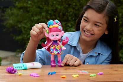 Mattel Trolls 3 Todos Juntos Hair-tastic Reina Poppy Muñeca con peine, purpurina y accesorios para el pelo, juguete +3 años (HNF25