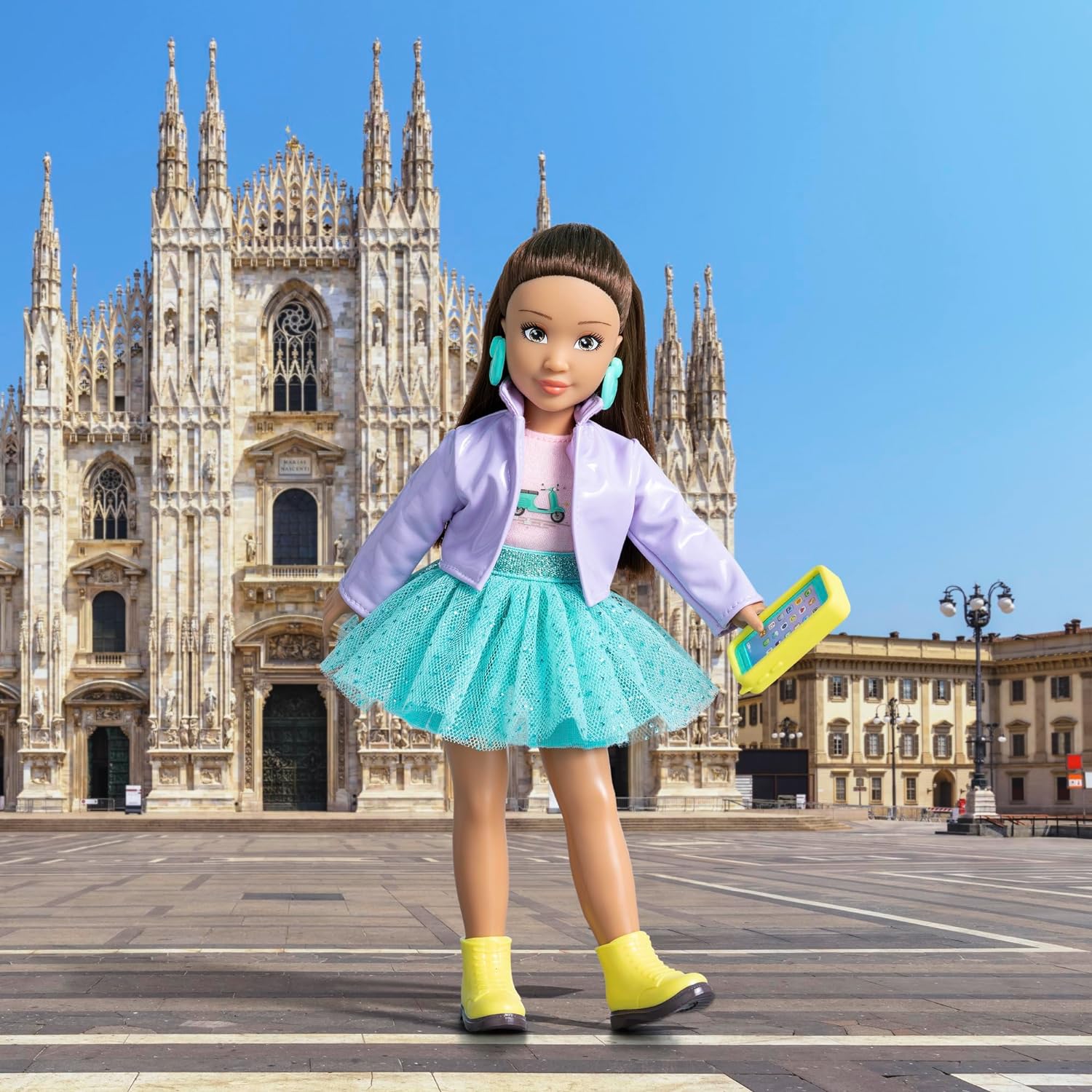 Corolle 9000600170 Puppe Girls Luna Dressing Doll in Milan Fashion Week Look and 4 Pieces, Vanilla Fragrance, 28 cm, from 4 Years