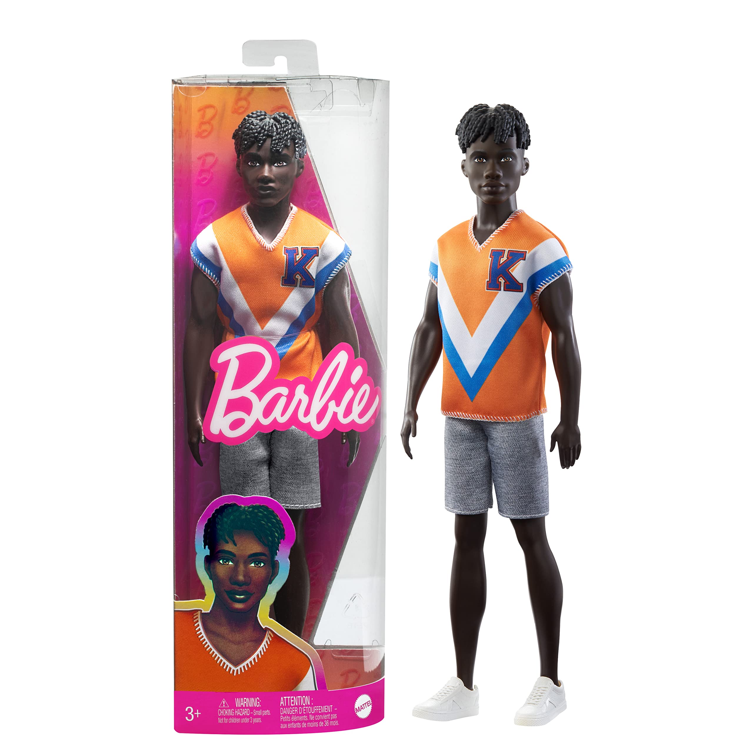 Deze Barbie Ken Fashionistas pop draagt zijn zwarte haar in twists en ziet er trendy en fit uit in een sportief shirt en shorts. Shop meer Barbie en Ken cadeaus op ! HPF79