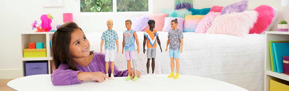 Deze Barbie Ken Fashionistas pop draagt zijn zwarte haar in twists en ziet er trendy en fit uit in een sportief shirt en shorts. Shop meer Barbie en Ken cadeaus op ! HPF79