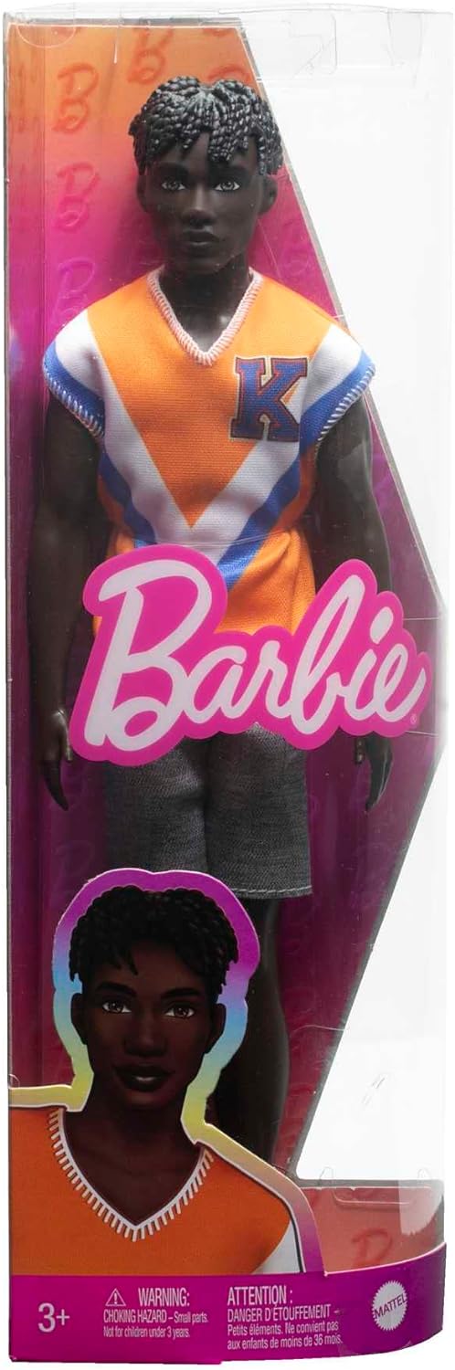 Deze Barbie Ken Fashionistas pop draagt zijn zwarte haar in twists en ziet er trendy en fit uit in een sportief shirt en shorts. Shop meer Barbie en Ken cadeaus op ! HPF79