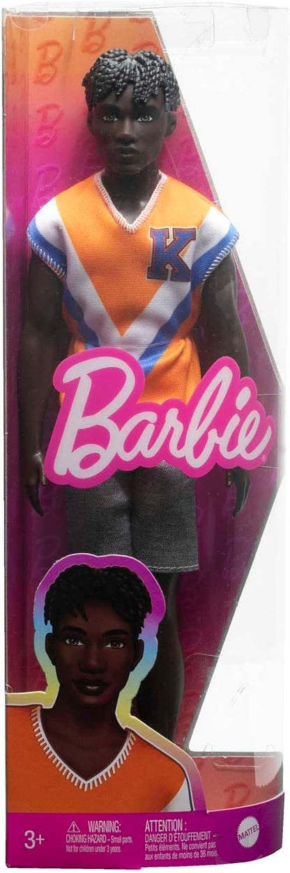 Deze Barbie Ken Fashionistas pop draagt zijn zwarte haar in twists en ziet er trendy en fit uit in een sportief shirt en shorts. Shop meer Barbie en Ken cadeaus op ! HPF79