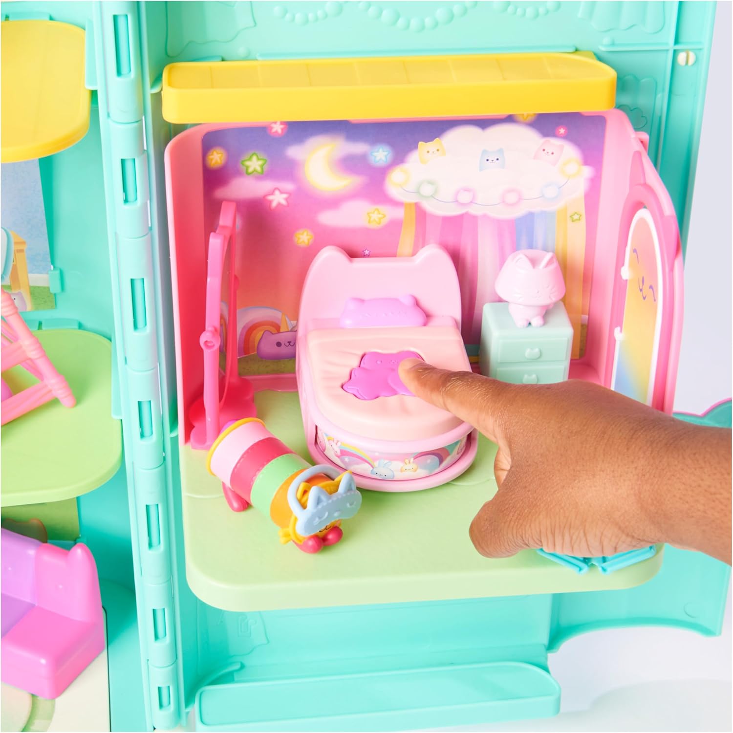 Gabby’s Dollhouse, Sweet Dreams Bedroom with Pillow Cat Figure and 3 Accessories, 3 Furniture Pieces and 2 Deliveries, Kids’ Toys for Ages 3 and above