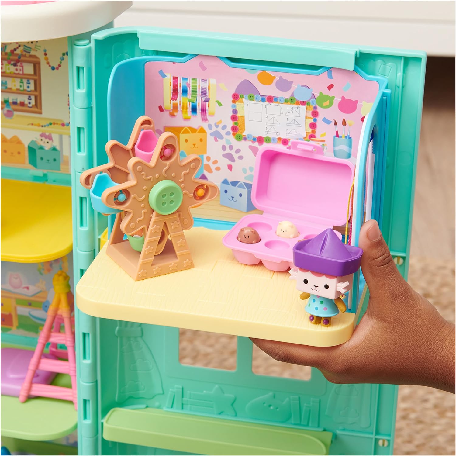 Gabby’s Dollhouse, Baby Box Craft-A-Riffic Room with Baby Box Cat Figure, Accessories, Furniture and Dollhouse Deliveries, Kids’ Toys for Ages 3 and up