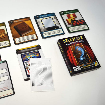 DV Giochi - DVG5703 Deckscape-Behind the Curtain-A Pocket Escape Room - Italian Edition, Multicoloured