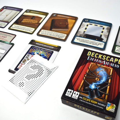 DV Giochi - DVG5703 Deckscape-Behind the Curtain-A Pocket Escape Room - Italian Edition, Multicoloured
