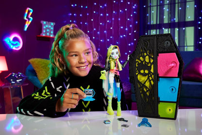 Monster High Skulltimate Secrets Neon Frights Frankie Stein Muñeca con Armario y 15 Accesorios Sorpresa, Brilla en la Oscuridad, Juguete +4 años (Mattel HNF79)