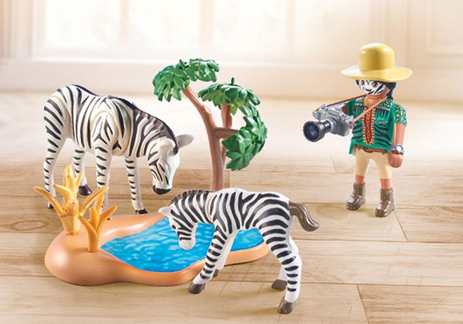 PLAYMOBIL Wiltopia 71295 Unterwegs mit der Tierfotografin, mit dem Fotoapparat auf unvergesslicher Reise durch die Wildnis, Erfroschung der Zebras, Spielzeug für Kinder ab 4 Jahren