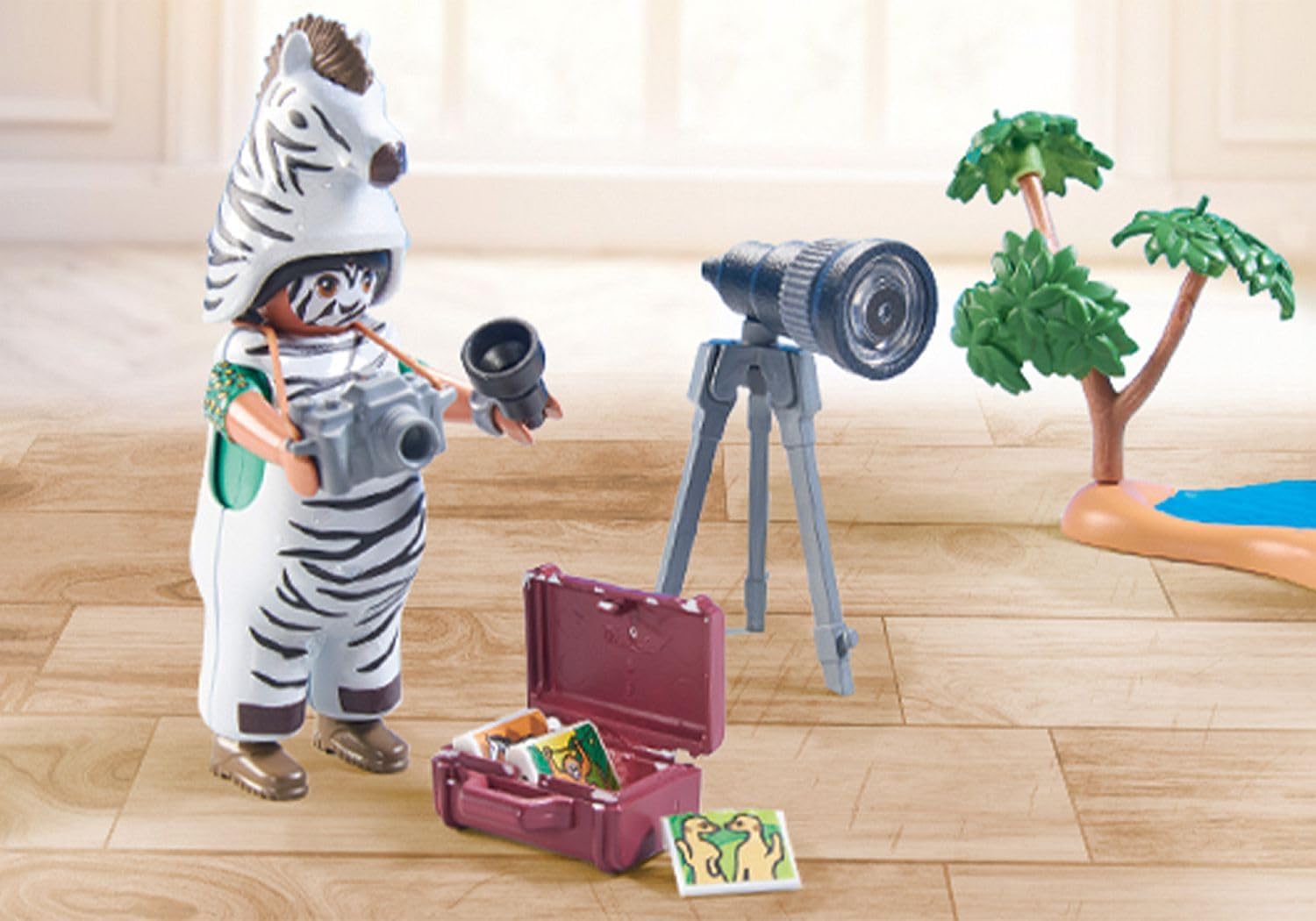 PLAYMOBIL Wiltopia 71295 Unterwegs mit der Tierfotografin, mit dem Fotoapparat auf unvergesslicher Reise durch die Wildnis, Erfroschung der Zebras, Spielzeug für Kinder ab 4 Jahren