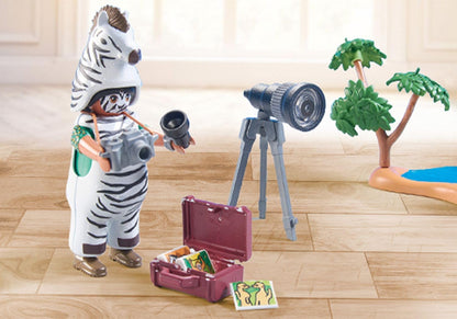 PLAYMOBIL Wiltopia 71295 Unterwegs mit der Tierfotografin, mit dem Fotoapparat auf unvergesslicher Reise durch die Wildnis, Erfroschung der Zebras, Spielzeug für Kinder ab 4 Jahren